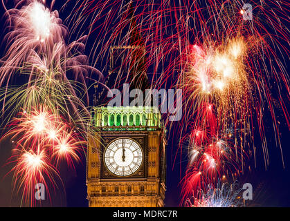 London, UK ; fireworks sur Big Ben à minuit (modifié numériquement) Banque D'Images