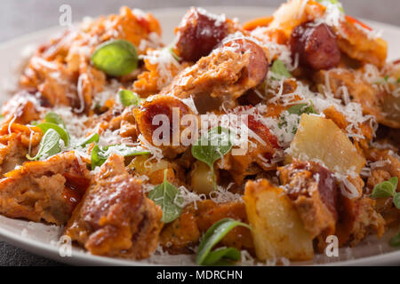 Close up d'omelette faite avec des oeufs, des pommes de terre, saucisses et sauce tomate Banque D'Images
