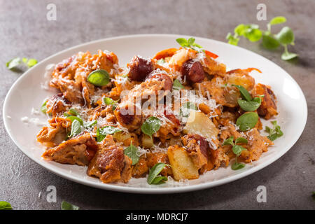 La plaque à l'omelette faite avec des oeufs, des pommes de terre, saucisses et sauce tomate Banque D'Images