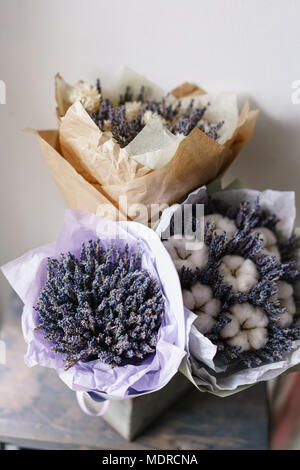 Trois belles et différents bouquets lavande sur table . fleurs couleur lilas. placé dans un sac en papier Banque D'Images