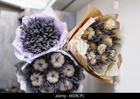 Trois belles et différents bouquets lavande sur table . fleurs couleur lilas. placé dans un sac en papier Banque D'Images