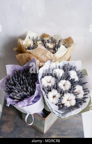 Trois belles et différents bouquets lavande sur table . fleurs couleur lilas. placé dans un sac en papier Banque D'Images