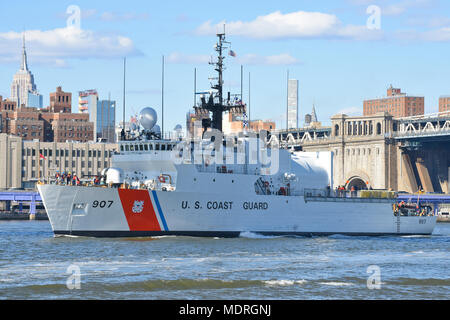 Garde-Escanaba transits vers le sud sur l'East River avec le New York City skyline en arrière-plan le 24 mars 2018. L'Escanaba venait juste de terminer plusieurs mois en cale sèche au chantier naval de Brooklyn. (U.S. Photo de la Garde côtière canadienne par le maître de 3e classe Steve Strohmaier) Banque D'Images