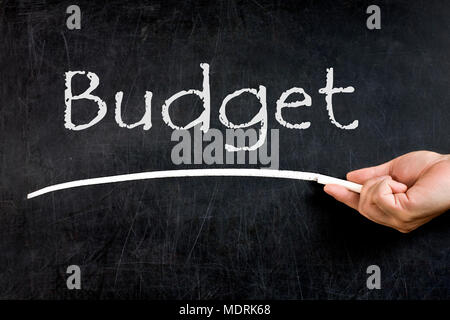 Manuscrite et budget a souligné sur tableau noir ou tableau à Banque D'Images