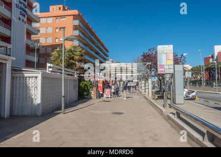 Une vue le long de la rue principale de Santa Susanna, Espagne. Banque D'Images