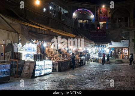 Vue de la nuit de Vakil bazar, le marché principal de la ville et l'attraction touristique populaire. Shiraz, Iran Banque D'Images