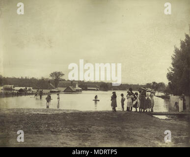 Enfants jouant dans les eaux, Warwick, 1893. Localisation : Warwick, Queensland, Australie Banque D'Images