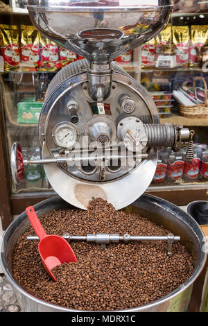 Sarajevo, Bosnie-Herzégovine, 16 juillet 2017 : Grand Moulin café en face du magasin de café dans la vieille ville de Sarajevo Banque D'Images