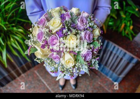 Mauve et blanc bouquet de mariée jour du mariage Banque D'Images