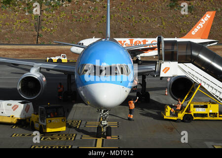 Escaliers passagers étant attachée à un TUI Boeing 757 à son arrivée à Madère Banque D'Images