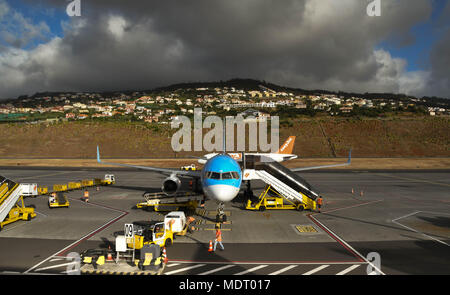 Escaliers passagers étant attachée à un TUI Boeing 757 à son arrivée à Madère Banque D'Images