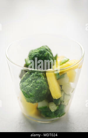 Concombre, ananas, chou frisé, épinards. Ingrédients smoothie vert dans le verre. Banque D'Images