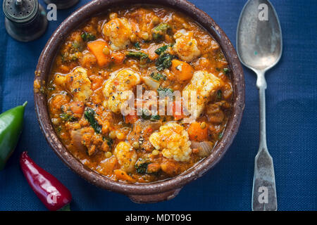 Dhal de lentilles légumes - dhal avec chou-fleur, carottes, lentilles brunes en sauce curry épicé Banque D'Images