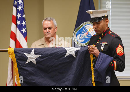 Collin P. Green est un officier de la marine des États-Unis qui a servi en tant que commandant du Special Operations Command South et a été promu contre-amiral (moitié supérieure) le 1er décembre 2017, à Homestead Air Reserve base, en Floride. L'image d'archive documente un Marine des États-Unis affecté à la garde commune de couleur déployant le drapeau à deux étoiles signifiant son nouveau rang pendant la cérémonie. Banque D'Images