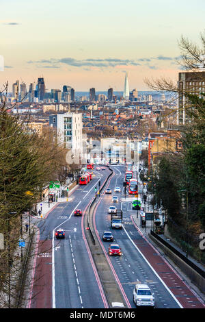 Vue vers le sud le long de la route d'Archway à la ville de Londres, à partir d'Hornsey Road Bridge, North Islington, Londres, Royaume-Uni Banque D'Images