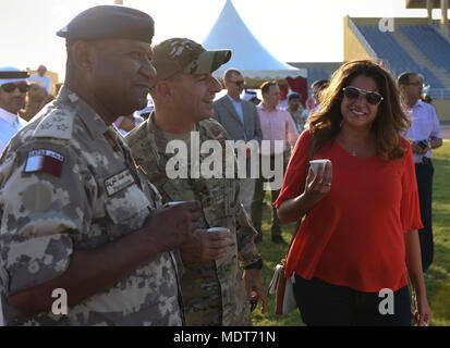 (De gauche à droite) Le brigadier. Le général Fahadaleraik, Al Udeid Air Base, le lieutenant général commandant Jeffrey Harrigian, commandant de la composante aérienne, et Kathy Harrigian profiter du café arabe à la Force aérienne qatarie de l'échange culturel, le 1 décembre, 2017. Les membres de la 379e escadre expéditionnaire aérienne et centre combiné d'opérations ont été invités à la QEAF côté de Al Udeid pour profiter de différents aspects de la culture qatarie allant d'une cuisine traditionnelle et des boissons à la fauconnerie expositions et tatouages au henné. (U.S. Photo de l'Armée de l'air par le sergent. BreeAnn Sachs) Banque D'Images