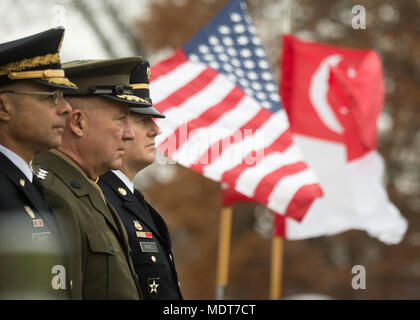 Marine Corps général Joe Dunford, le chef de l'état-major des armées, chef de cabinet de Singapour, de l'Armée Le Général Perry Lim Cheng Yeow, pour une visite de contrepartie au champ Whipple à Washington, D.C., le 5 décembre, 2017. (DOD photo de U.S. Navy Maître de 1ère classe Dominique A. Pineiro) Banque D'Images