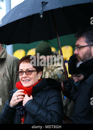 L'viv, Ukraine - Marie Yovanovitch, l'Ambassadeur des États-Unis à l'Ukraine participe à une cérémonie de la Journée nationale des forces armées ukrainiennes à l'viv Centre d'instruction au combat, le 6 décembre. Au cours de la cérémonie, les États-Unis ont présenté le ministère ukrainien de la défense avec 40 ambulances militaires. (U.S. Photo de l'armée par le Sgt. Alexander Recteur) Banque D'Images