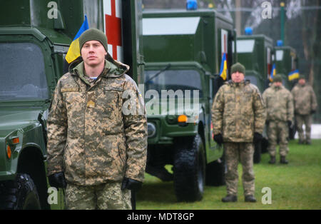 L'viv, Ukraine - soldats ukrainiens affectés au Centre d'instruction au combat de Yavoriv assister à une cérémonie de la Journée des Forces armées de l'Ukraine le 6 décembre. Dans le cadre de la cérémonie, les États-Unis ont présenté le ministère ukrainien de la défense avec 40 ambulances militaires. (U.S. Photo de l'armée par le Sgt. Alexander Recteur) Banque D'Images