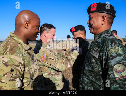 Le lieutenant-colonel Erik Johnson, commandant du bataillon de soutien du groupe, 1st Special Forces Group (Airborne) pins American jump wings sur directeur de Police Benjamin Lusad, Directeur de la Police nationale philippine sur les forces d'Action Spéciale Joint Base Lewis McChord, Wa., le 6 décembre 2017. Après le saut, des soldats du 1AUD (A), Philippins et des parachutistes canadiens ont effectué une cérémonie au cours de laquelle ils ont échangé leurs ailes saut avec l'autre. Banque D'Images