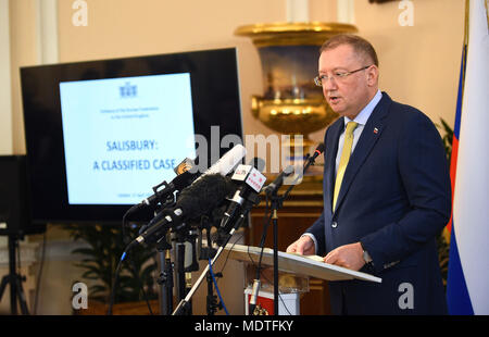 L'ambassadeur russe à l'UK Alexander Vladimirovich Yakovenko lors d'une conférence de presse à l'ambassade de Russie à Londres. Banque D'Images