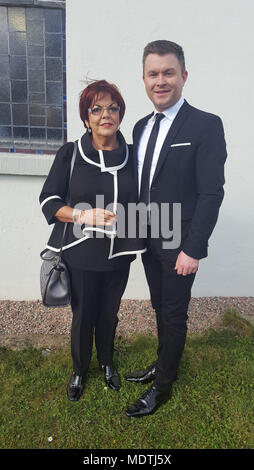 Susan McCann et Michael English assistent aux funérailles de la vedette de musique country Big Tom McBride au Saint Patrick's Church in Oram, comté de Monaghan. Banque D'Images