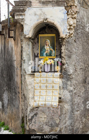 Votive antique sanctuaire dédié à la Madonna Banque D'Images