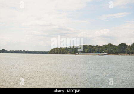 Longue péniche sur le Danube un jour d'été Banque D'Images