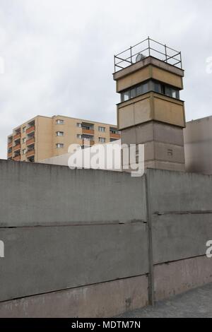 Allemagne, Berlin, Bernauer Strasse, mur de Berlin, autour de la chapelle, tour de guet, Banque D'Images