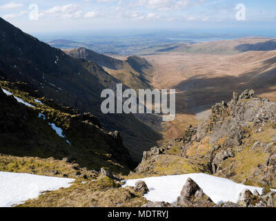 Afficher le long de MCG Pen-llafar de Cefn Ysgolion Duon dans les montagnes Carneddau. Lem Grib, le Llech Ddu spur s'élève de centre à Carnedd Dafydd, gauche. Banque D'Images