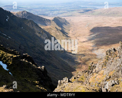 Afficher le long de MCG Pen-llafar de Cefn Ysgolion Duon dans les montagnes Carneddau. Lem Grib, le Llech Ddu spur s'élève de centre à Carnedd Dafydd, gauche. Banque D'Images