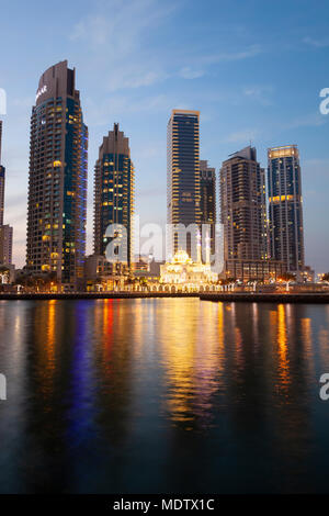Mosquée éclairé ci-dessous l'architecture moderne et les tours reflété dans l'eau à la Marina de Dubaï, Dubaï, Émirats arabes unis, Moyen Orient Banque D'Images