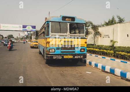 KOLKATA, INDE - 26 janvier 2018. Bus Tata indiennes Vue avant, conducteur et passagers vu de la fenêtre avant. Bus Tata sur la route, à Srinagar, Jammu Banque D'Images