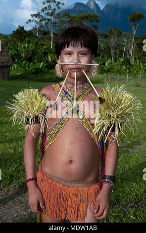 Adolescent Yanomami nouveau libérée de son rite de passage pour l'âge de procréer Banque D'Images