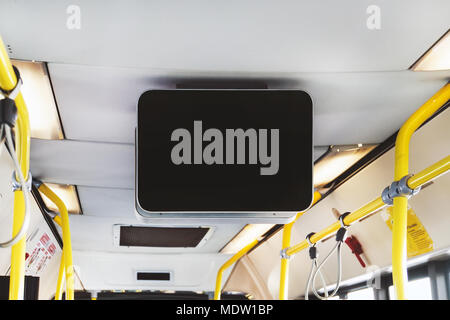 Blank Billboard dans les Métro. black plat sans information à l'intérieur de l'autobus. La publicité vidéo dans les transports publics. Maquette du conseil des médias électroniques w Banque D'Images