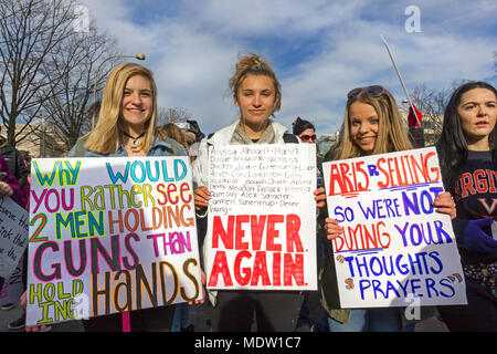 Un groupe de jeunes étudiantes détenant des signes de protestation. Pour notre vie mars rassemblement contre la violence par arme à feu le 24 mars 2018 à Washington, DC, USA Banque D'Images