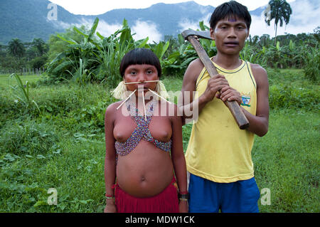 Deux Indiens Yanomami dans le village de châtaigner - région de Marari Banque D'Images