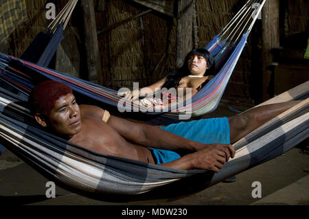 Femme indienne et de l'enfant avec le réseau - Village Aiha - origine ethnique - Kalapalo Indigena Parque do Xingu - MT Banque D'Images