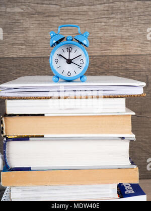 Horloge ronde vie toujours sur la pile de livres. Concept d'éducation et d'apprentissage. Investir du temps dans les études. Temps de mettre à niveau des idées. Accroître les connaissances. Retour à l'école. L'espace de copie pour le texte. Temps en lire plus Banque D'Images