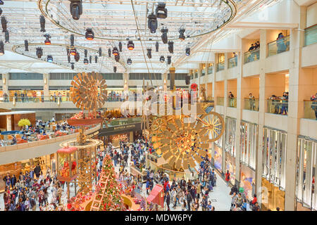 HONG KONG - Décembre 25, 2015 : décorations de Noël du Landmark Shopping Mall à Hong Kong. Banque D'Images