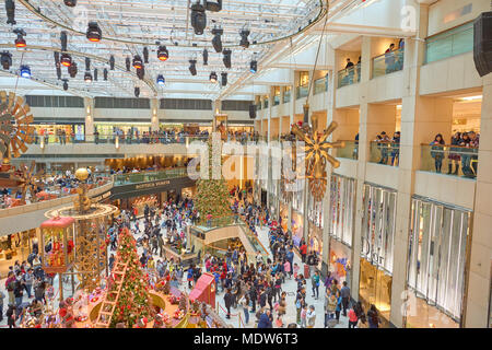 HONG KONG - Décembre 25, 2015 : décorations de Noël du Landmark Shopping Mall à Hong Kong. Banque D'Images