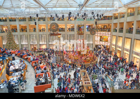 HONG KONG - Décembre 25, 2015 : décorations de Noël du Landmark Shopping Mall à Hong Kong. Banque D'Images