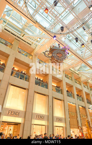 HONG KONG - Décembre 25, 2015 : décorations de Noël du Landmark Shopping Mall à Hong Kong. Banque D'Images