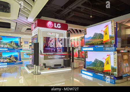 HONG KONG - Novembre 02, 2015 : Téléviseurs sur l'affichage à l'electronics store à New Town Plaza. New Town Plaza est un centre commercial dans le centre-ville de Sha Tin Banque D'Images