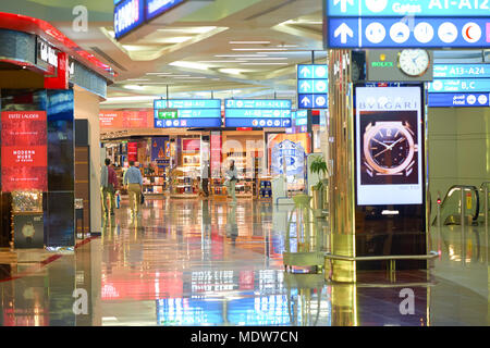 Dubaï, Émirats arabes unis - circa 2015, novembre : à l'intérieur de l'Aéroport International de Dubai Banque D'Images