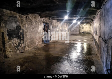 Oswiecim / Pologne - 02.15.2018 : sombre, effrayant de la chambre à gaz située dans le sous-sol du musée d'Auschwitz. Banque D'Images