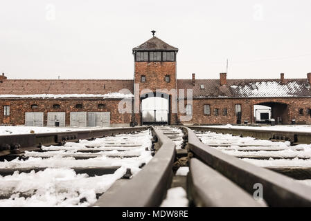 Oswiecim / Pologne - 02.15.2018 : rail entrée de camp de concentration à Auschwitz Birkenau. Point d'arrivée du train. Banque D'Images