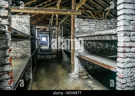 Oswiecim / Pologne - 02.15.2018 : lits, berceaux du prisonnier à l'intérieur de la caserne Auschwitz Birkenau Museum. Banque D'Images