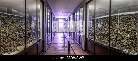 Oswiecim / Pologne - 02.15.2018 : Alley avec des tas de chaussures prises de détenus en camp de concentration d'Auschwitz Museum. Banque D'Images