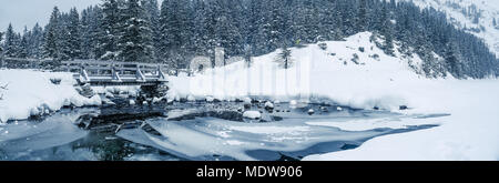 Zakopane / Pologne - Vue panoramique sur le lac gelé la moitié. Banque D'Images
